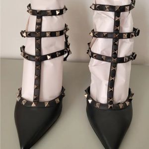 Valentino Garavani Noir Rockstud T-Strap Pump. Size 41.5